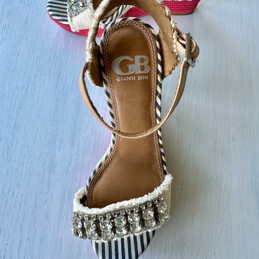 GIANNI BINI, CANVAS SANDALS WITH 4 1/4”WEDGE HEEL. PRE-OWNED. SIZE 6 - Picture 6 of 11